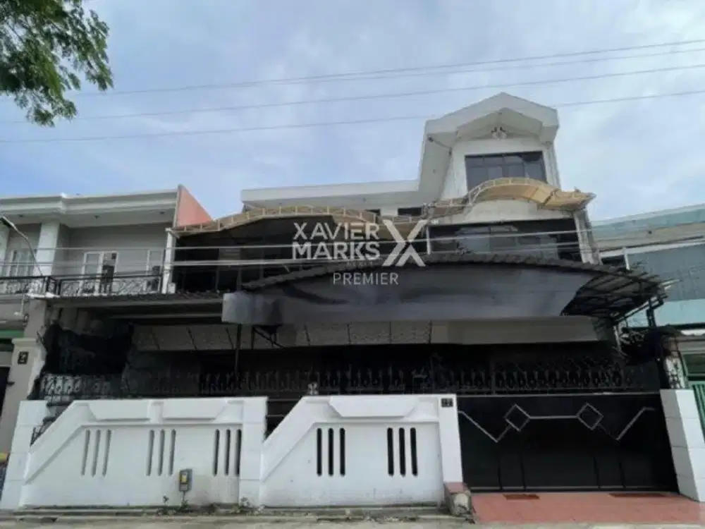 h130 Disewakan Rumah 3 Lt Bisa Untuk Usaha , Area Parkir Luas