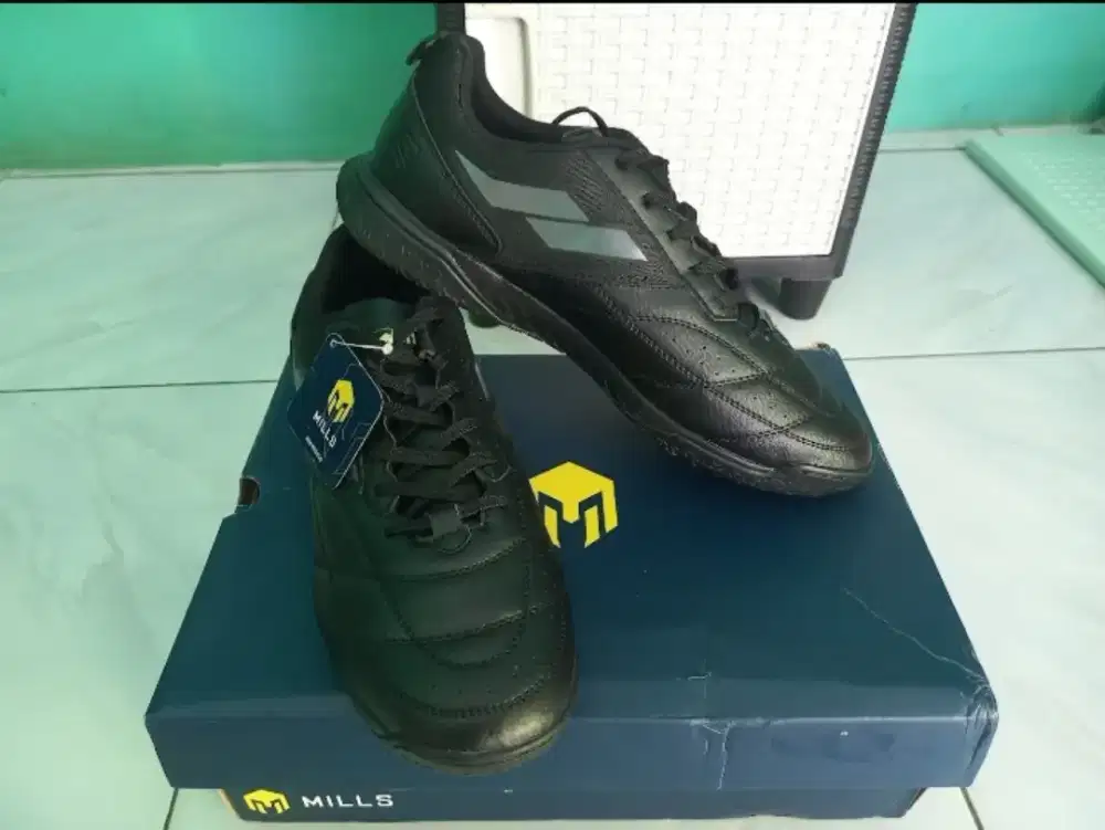 Sepatu futsal Mills