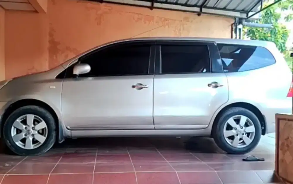 Di jual Grand Livina automatic XV ultimate 2010 bensin