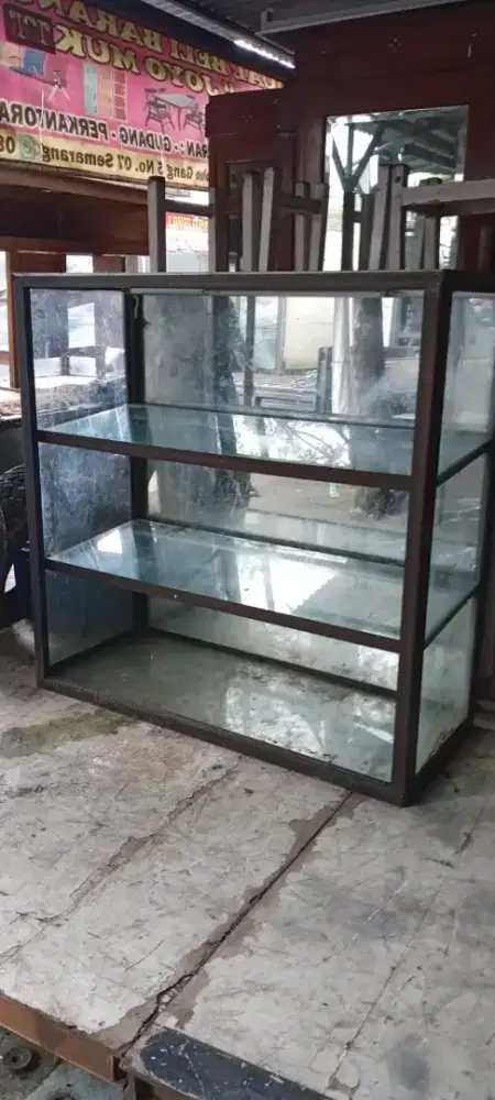 Etalase kaca rangka aluminium
