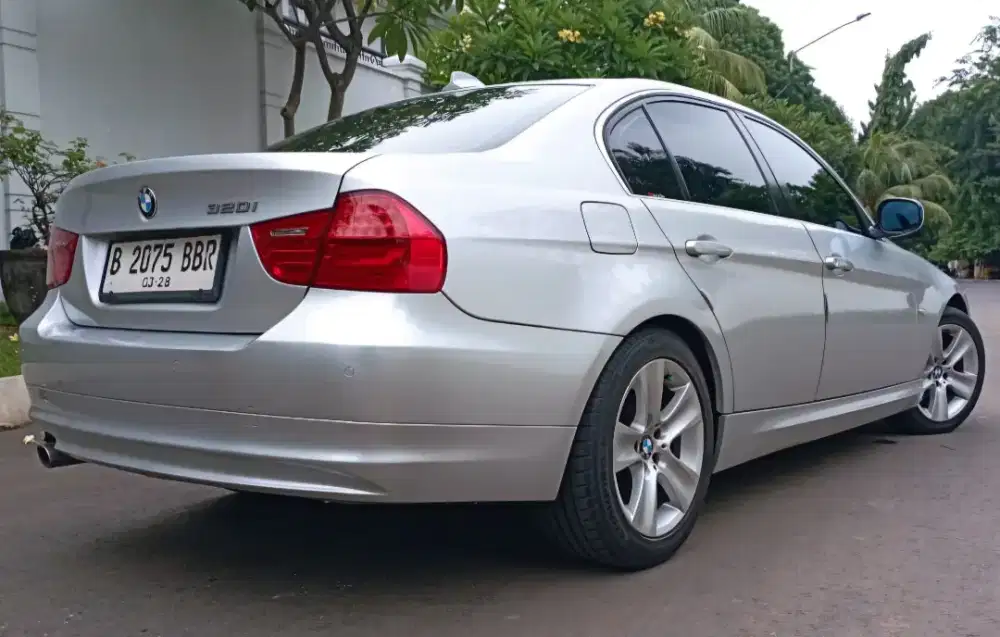 BMW 320i E90 LCi AT 2011 Silver Istimewa Sekali Sgt Terawat Siap Pakai
