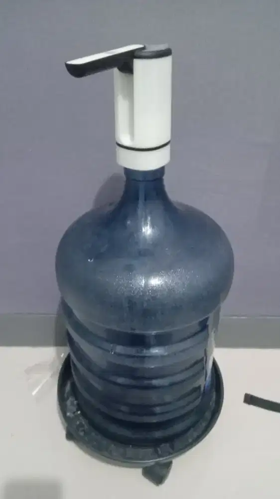 Mesin Pompa Galon, 1 Galon Aqu, Dudukan galon