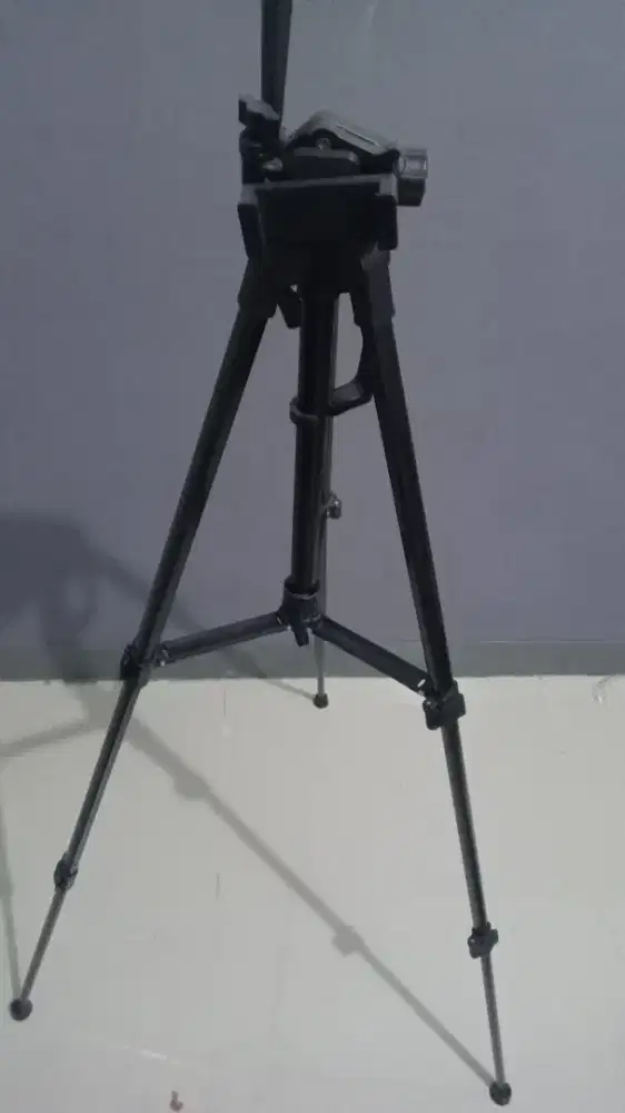 Tripod berwarna hitam
