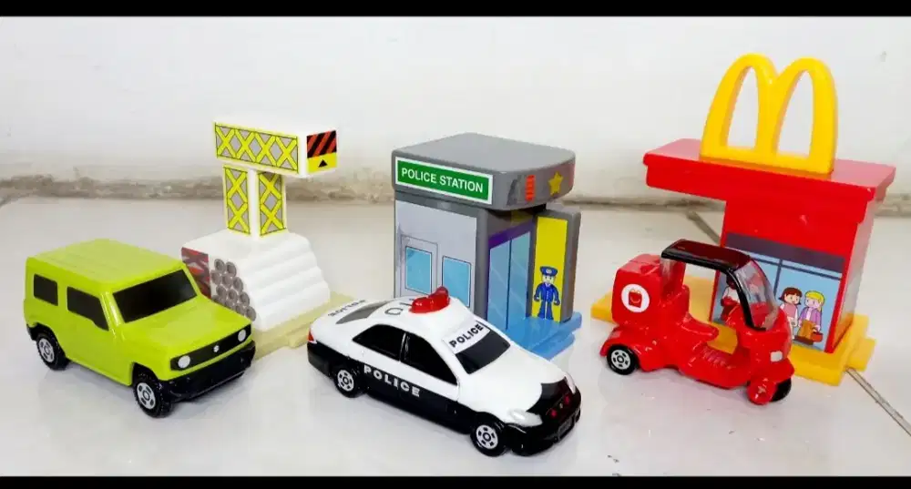 Diecast Hadiah Happy Meal & Diorama