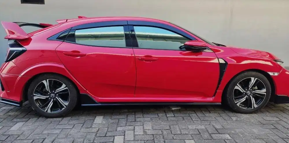 Civic hatchback type E 2018 warna merah