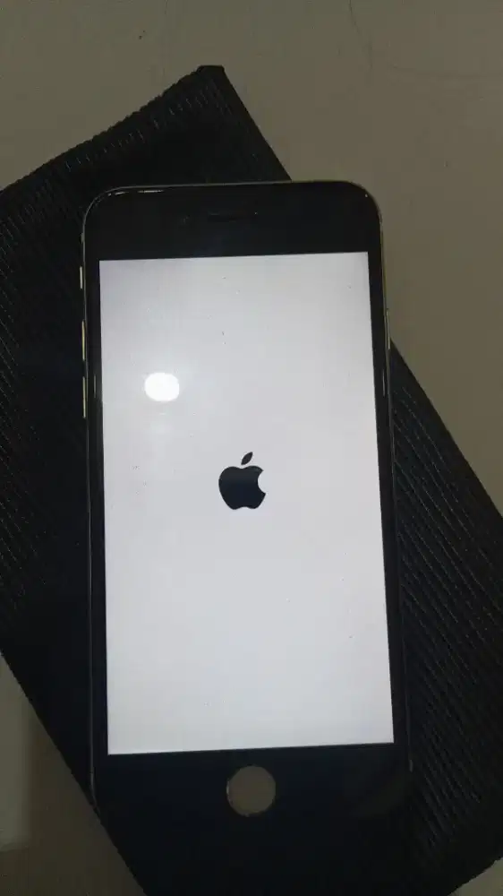 HP iphone 6 masih nyala siap dipakai sudah bisa cod !