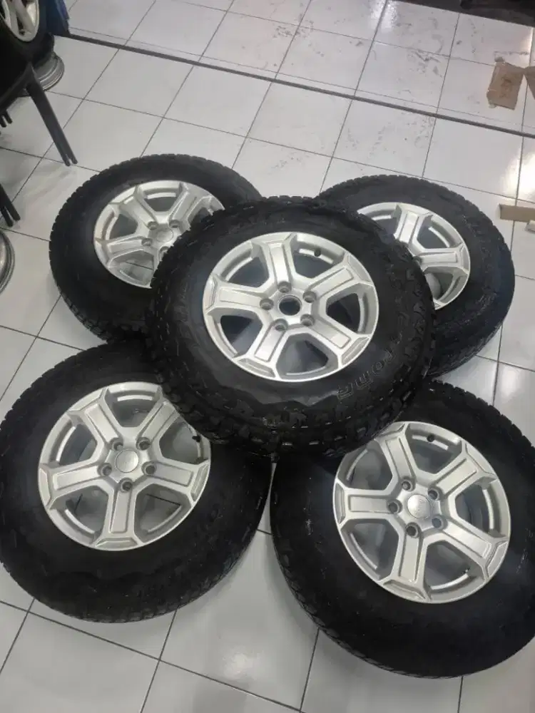 Velg orginal Jeep Rubicon R17 pcd 5×127 lebar 7,5 et44,5 ..5pcs