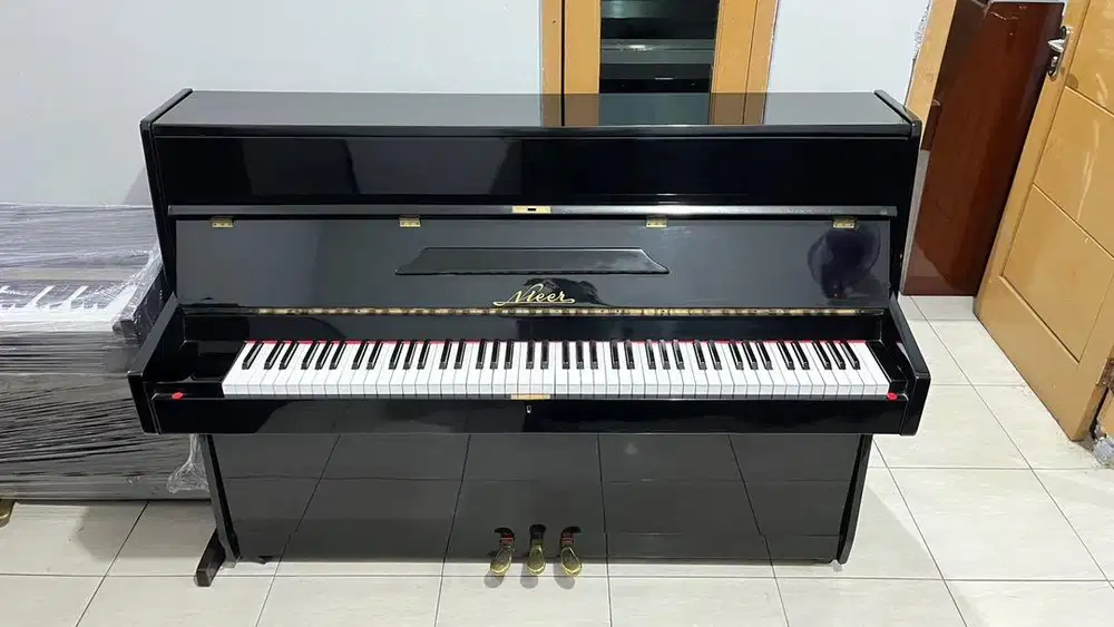 Piano Nieer Hitam