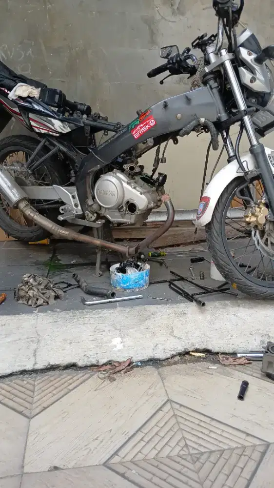 Mekanik montir motor panggilan