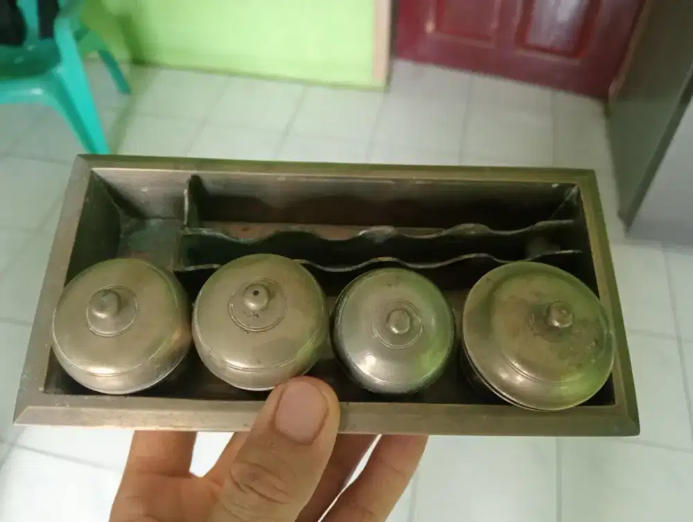 Kuningan asli wadah sirih