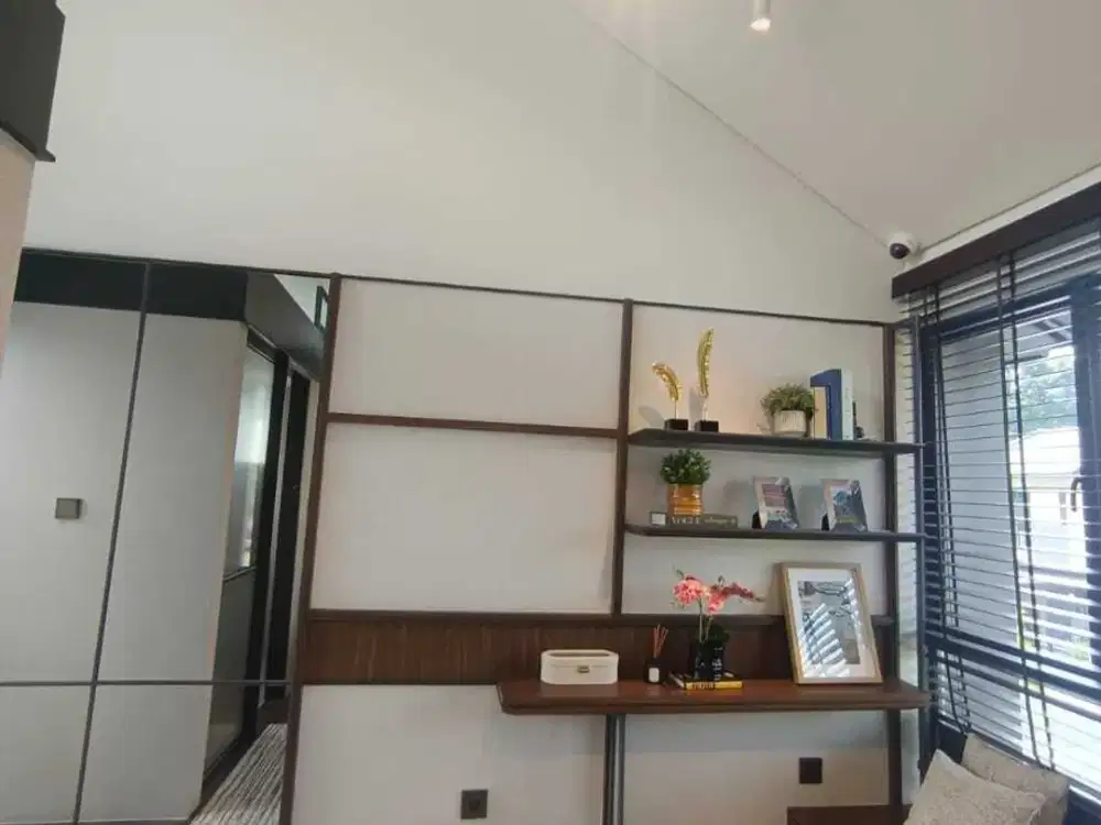 Rumah 2 Lantai Z6 – Carport & Cahaya Alami Melimpah