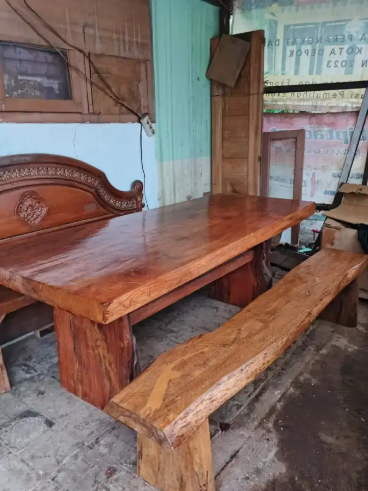 Meja makan antik teras