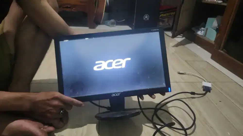 Monitor merek acer 16