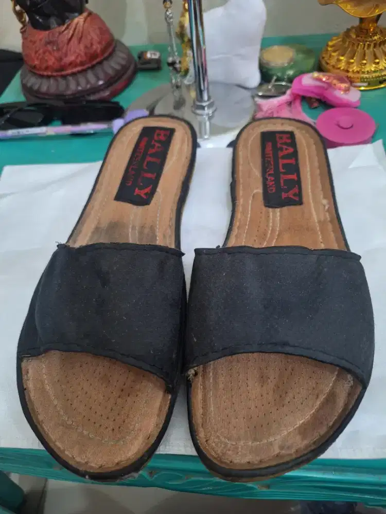 Sandal wanita branded 
Bally warna hitam 
Limited edition 
Barang tera