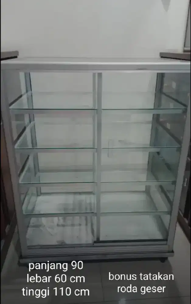 Etalase kaca kokoh dan bagus