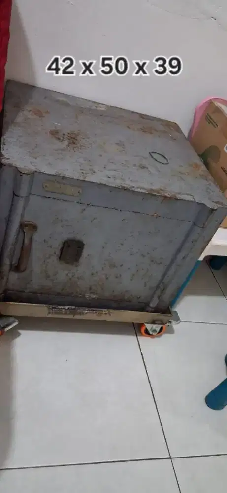 Brankas lips dordrech 
Uk 42 x 50 x 39 Holland 
ada kuncinya 
Brangkas