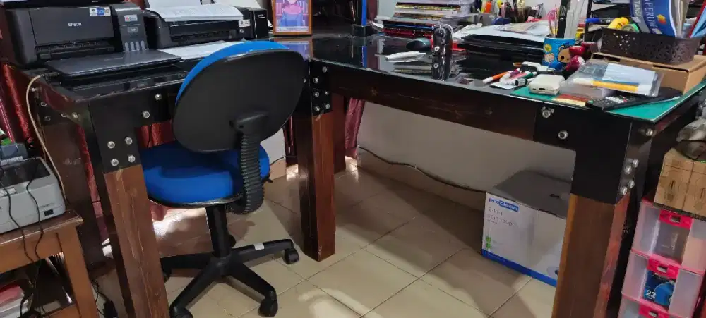 Dijual Cepat Meja Biro kombinasi Kaca dan Kayu