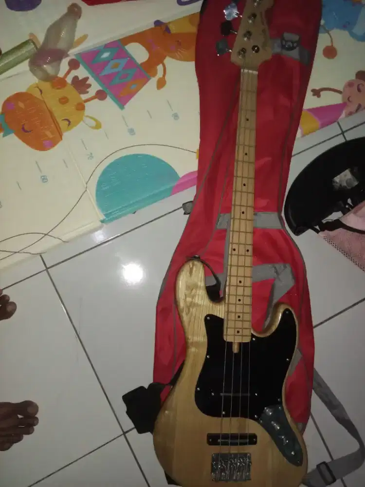Gitar basis masih baru