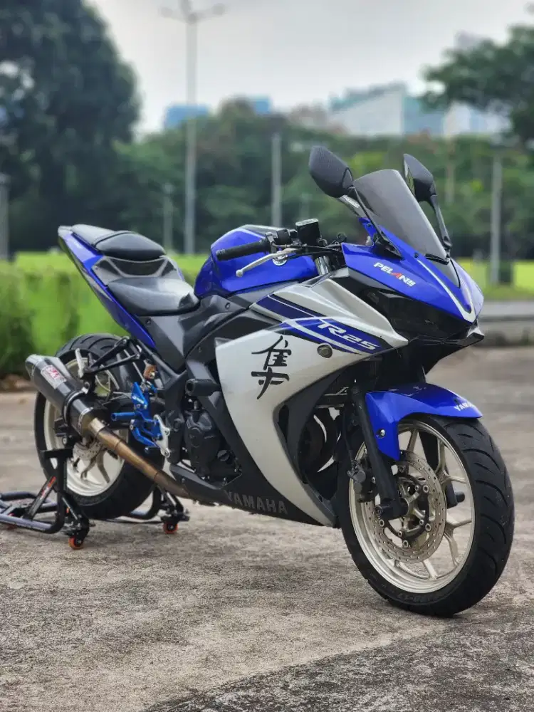 Yamaha R25 Biru