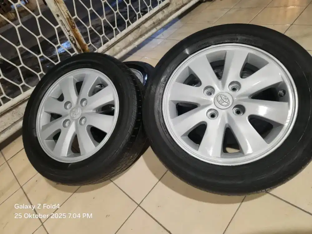 Misi mana tau ad yg minat 
Velg R15 4x114PCD oem asli original