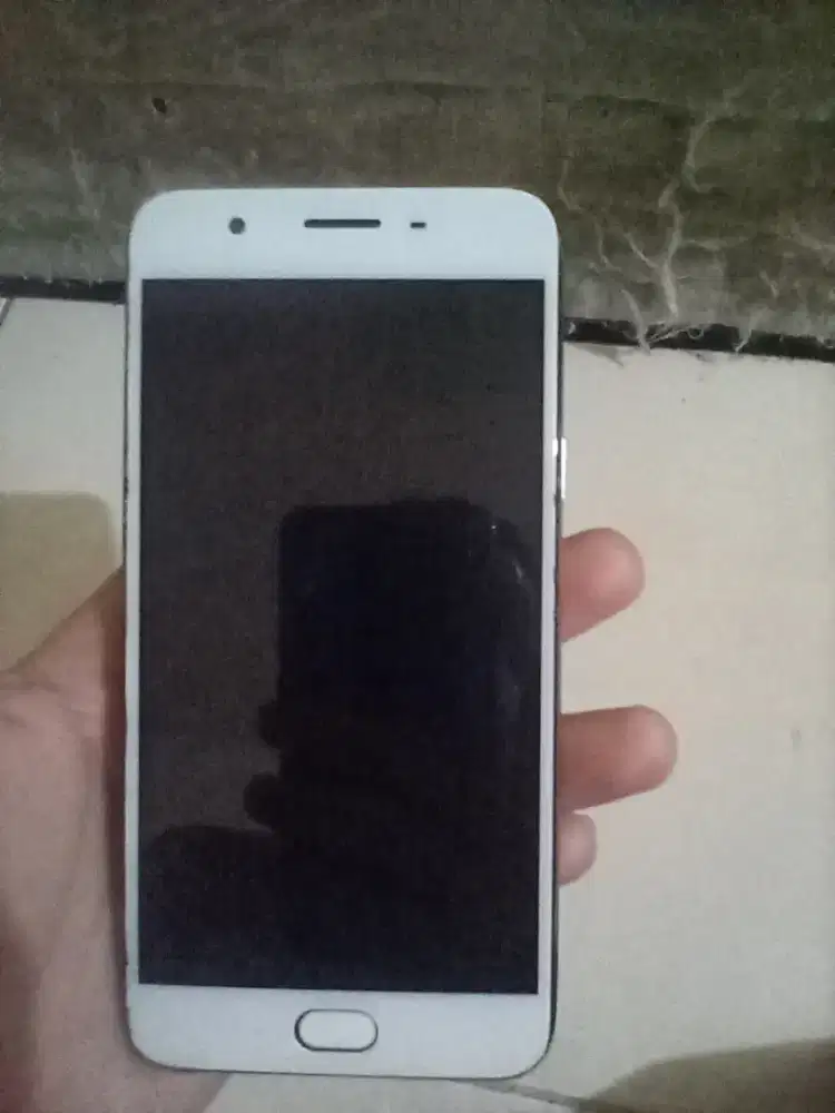 OPPO F1S Ram 4 GB Internal 64 GB Jaringan 4G LTE