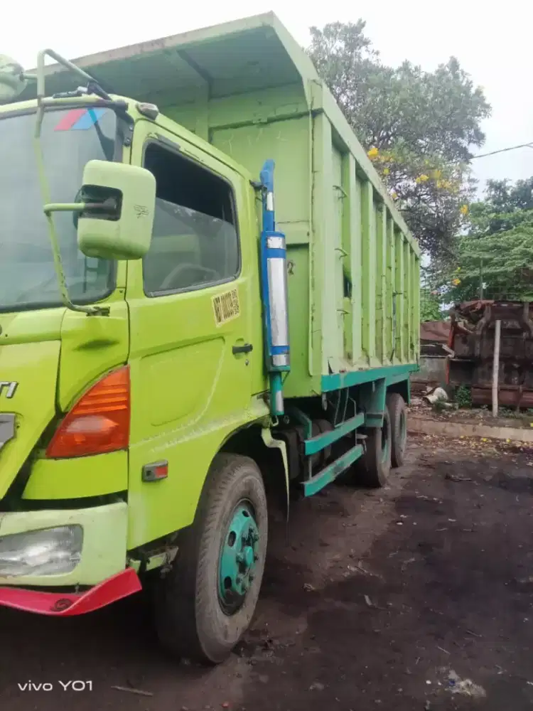 Dumptruck 6x4 Hino FM260TI 2005 bagus siap kerja keluar kota Lowongan