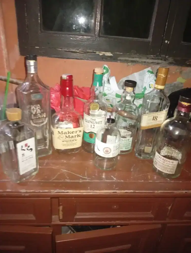 Botol minuman pajangan