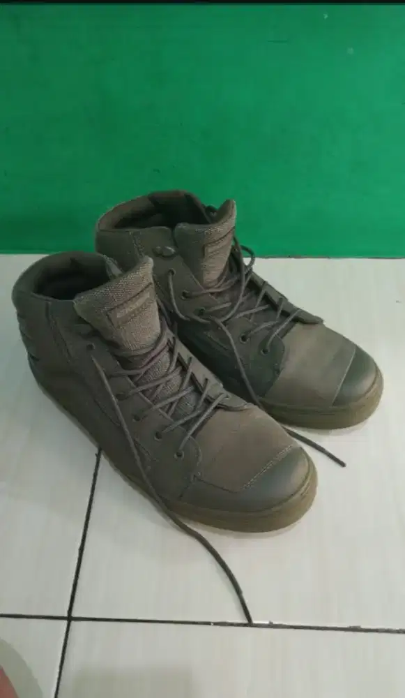 Sepatu outdoor Eiger