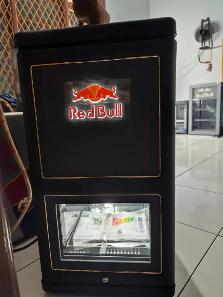 Showcase/KULKAS spiker RED BULL