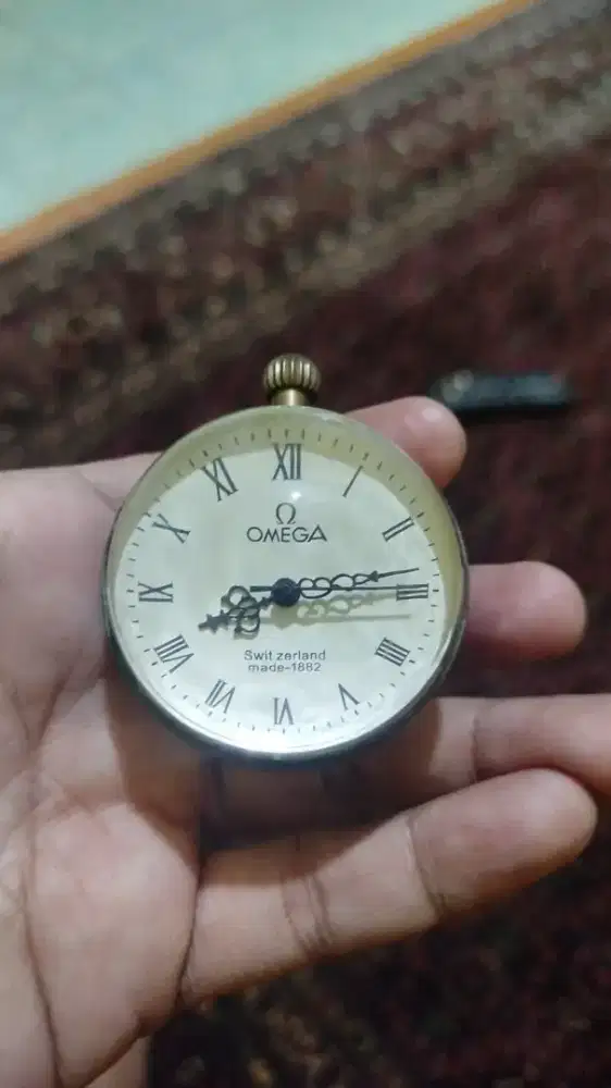 OMEGA jam meja vintage