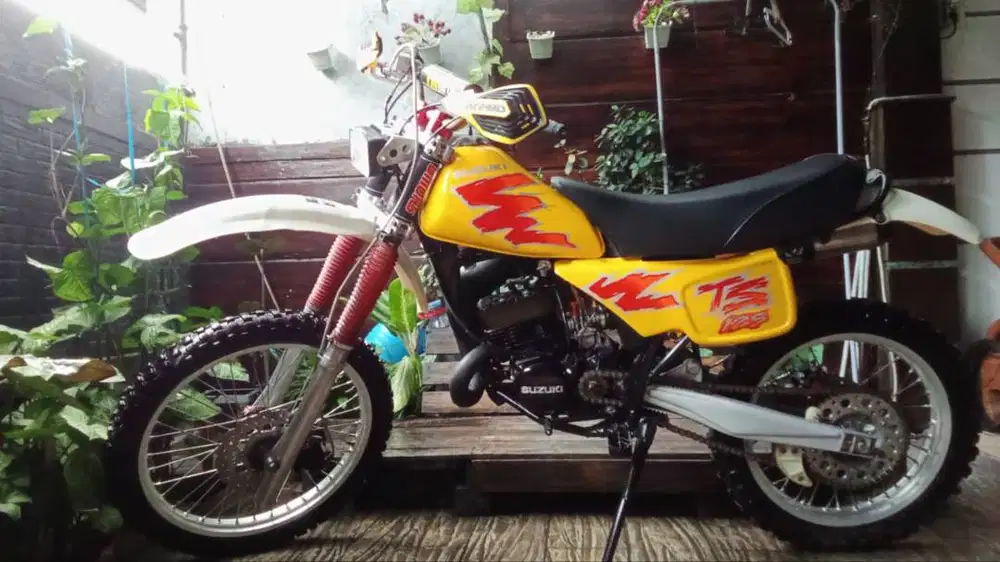 Suzuki ts 125 tahun 1994 er kuning asli