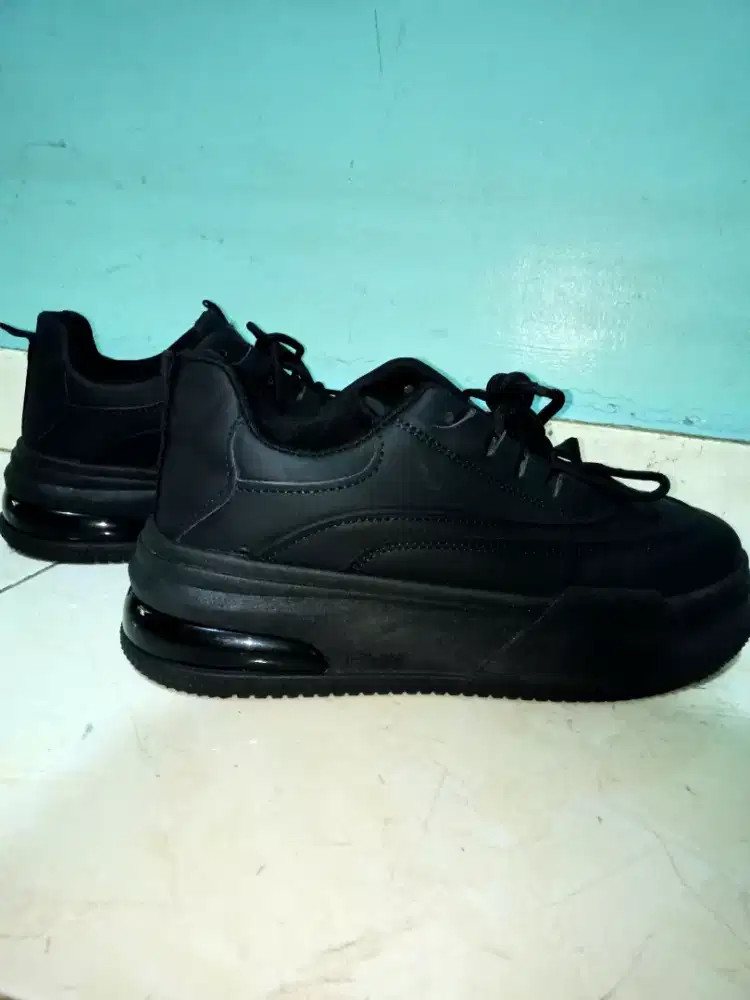 Dijual sepatu sneaker wanita, size 42, merk PVN, second msh bagus 100%