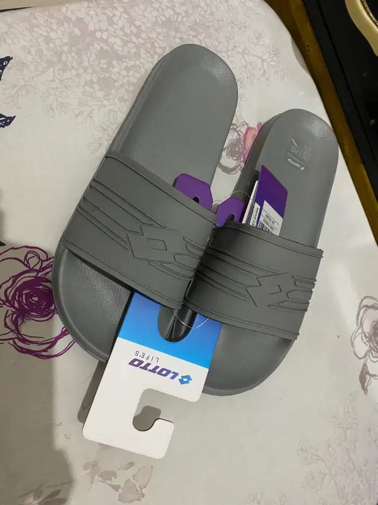 Sendal pria LOTTO size 43 masih baru