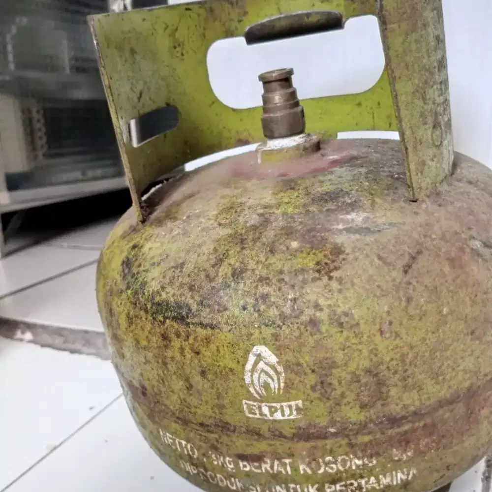 Tabung Gas Tiga Kilogram.