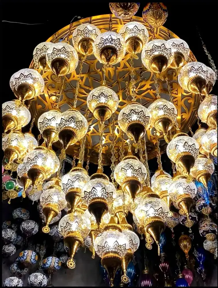 Lampu Chandelier Turki dari logam perunggu T.2,5 meter L.1,5 meter.