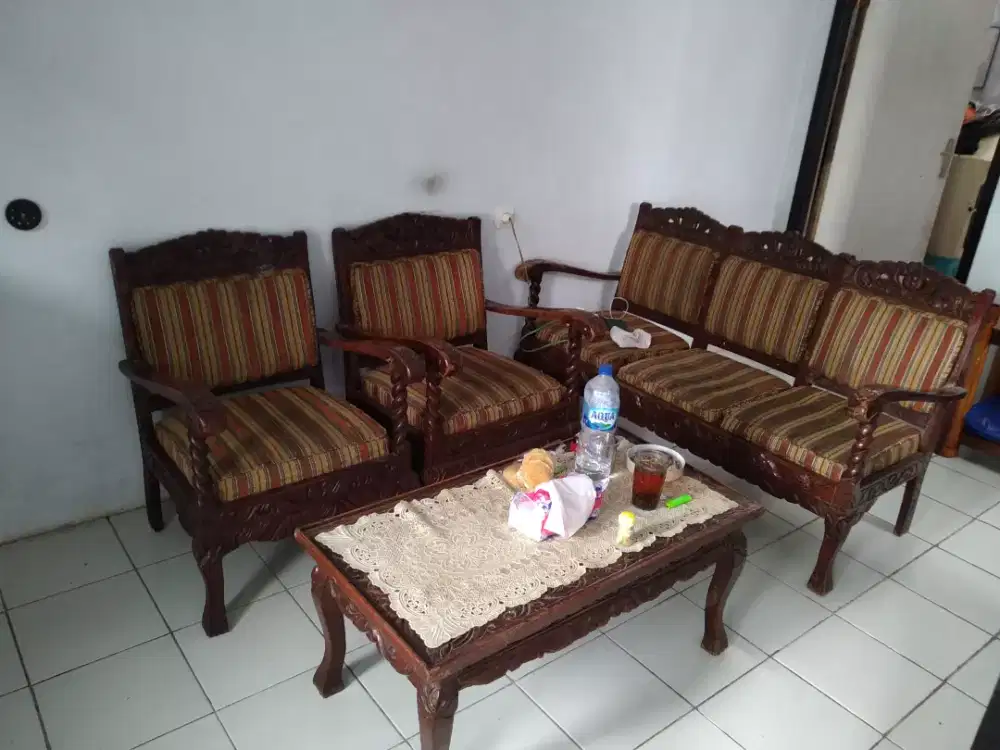 Kursi jati ukir antik