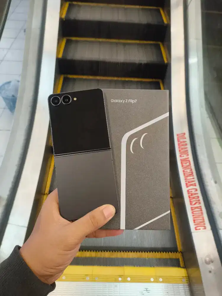 Samsung Z FLIP 7 5G 12/512GB SEIN pemakaian singkat