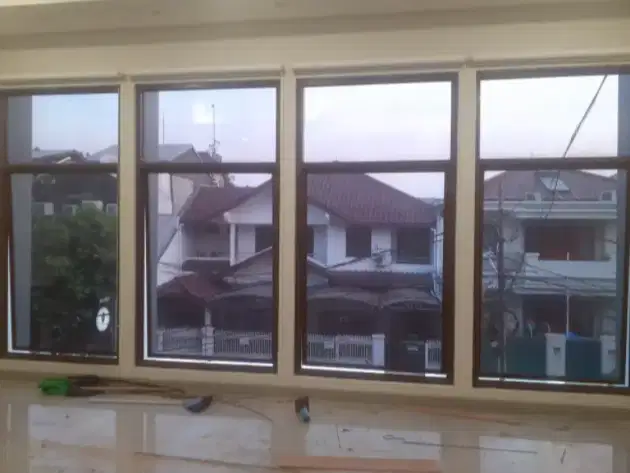 Pasang kaca film oneway stiker rumah sticker kantor sandblast gedung