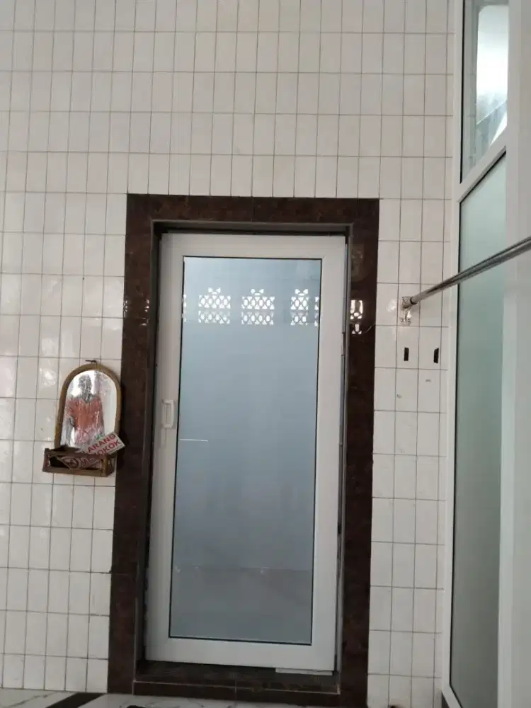 Tukang rakit dan pasang pintu dan jendela