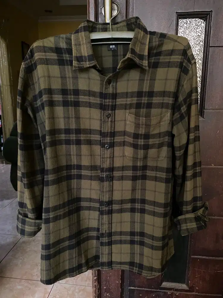 Flanel Uniqlo ukuran L (ijo army)