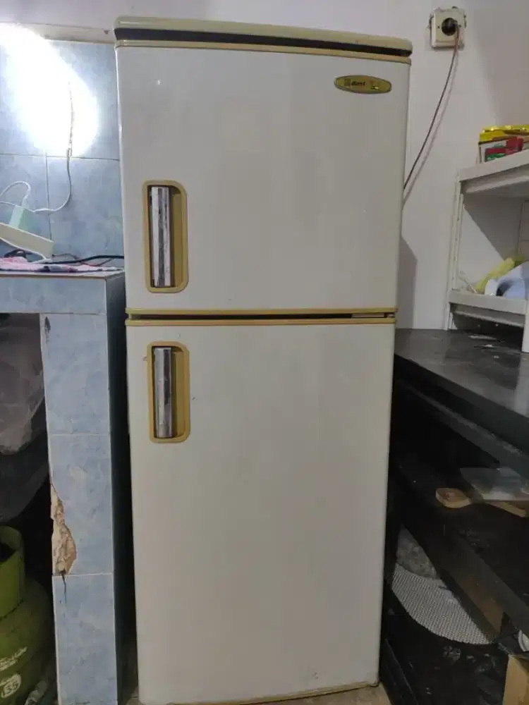 Dijual Kulkas 2 pintu masih dingin warna putih