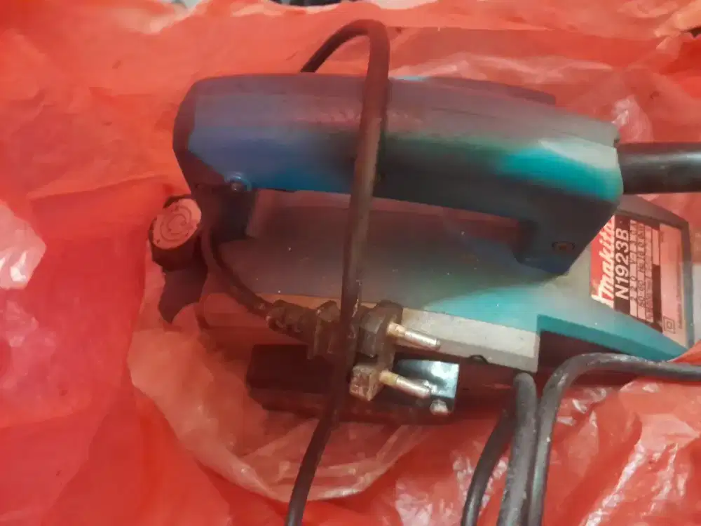 Mesin serut planer ketam merk makita n1923b