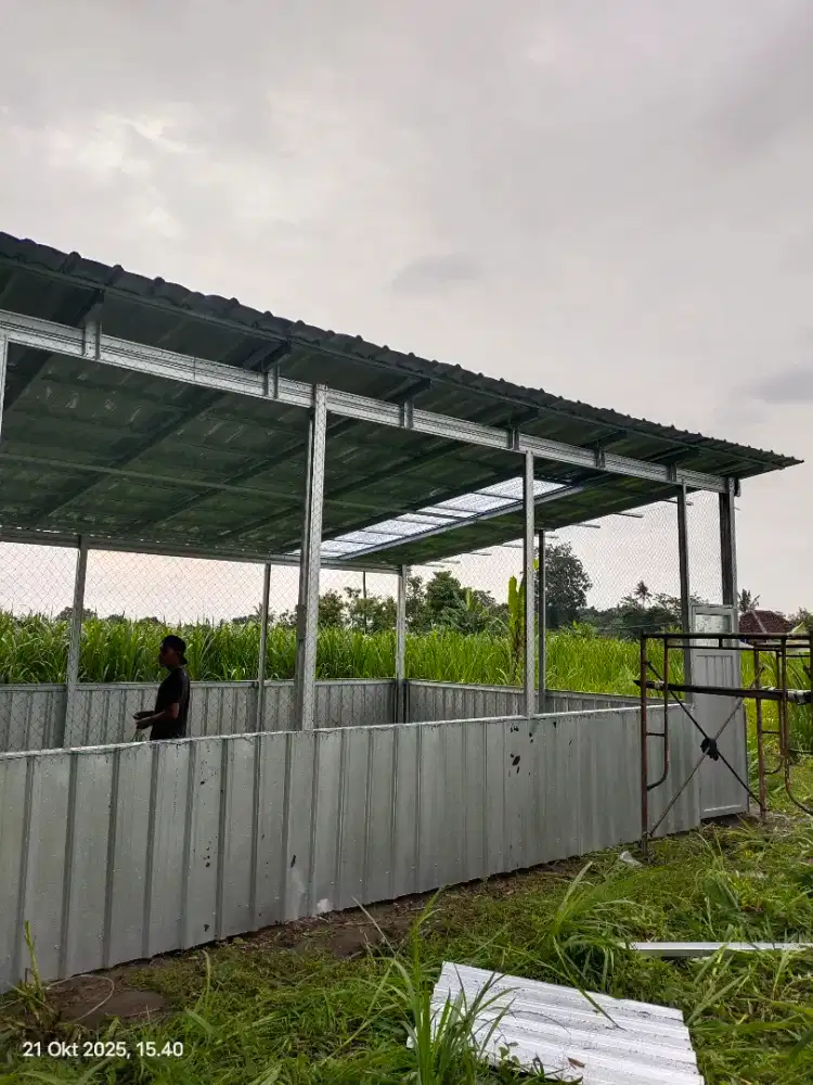 BAJA RINGAN ATAP GALVALUM POLOS DAN PASIR TERPASANG