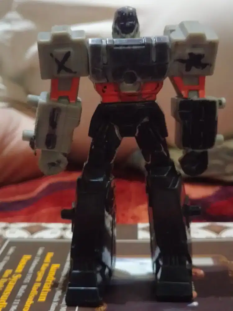 Mainan robot bekas