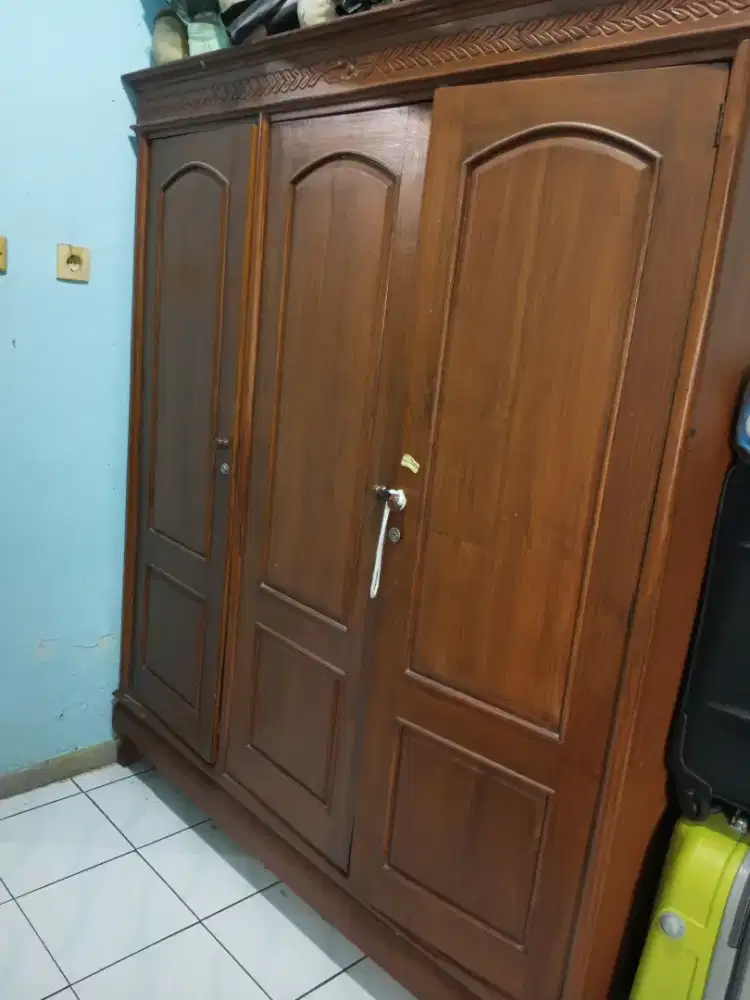 1 set lemari jati kokoh