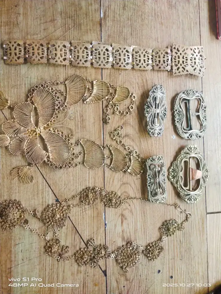 Kalung dan kepala gesper barang lama