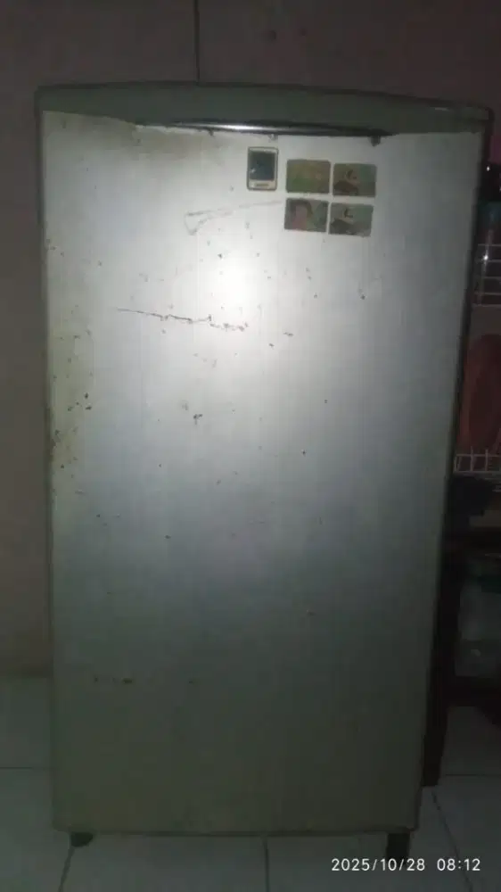 Jual cepat kulkas Sanyo masih dingin banget blm pernah service