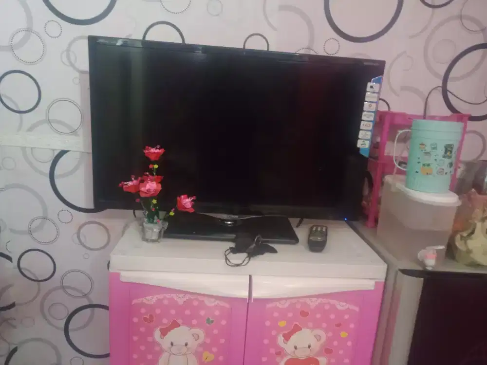 TV LED slim Polytron 32in type pld 32d710 belum digital mulus