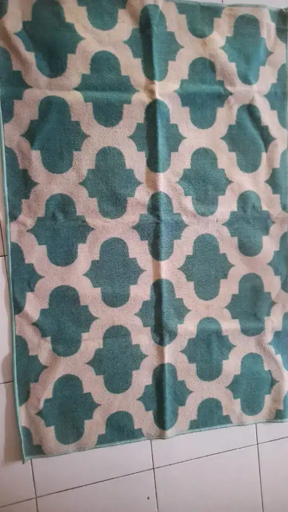 Karpet biru geometris