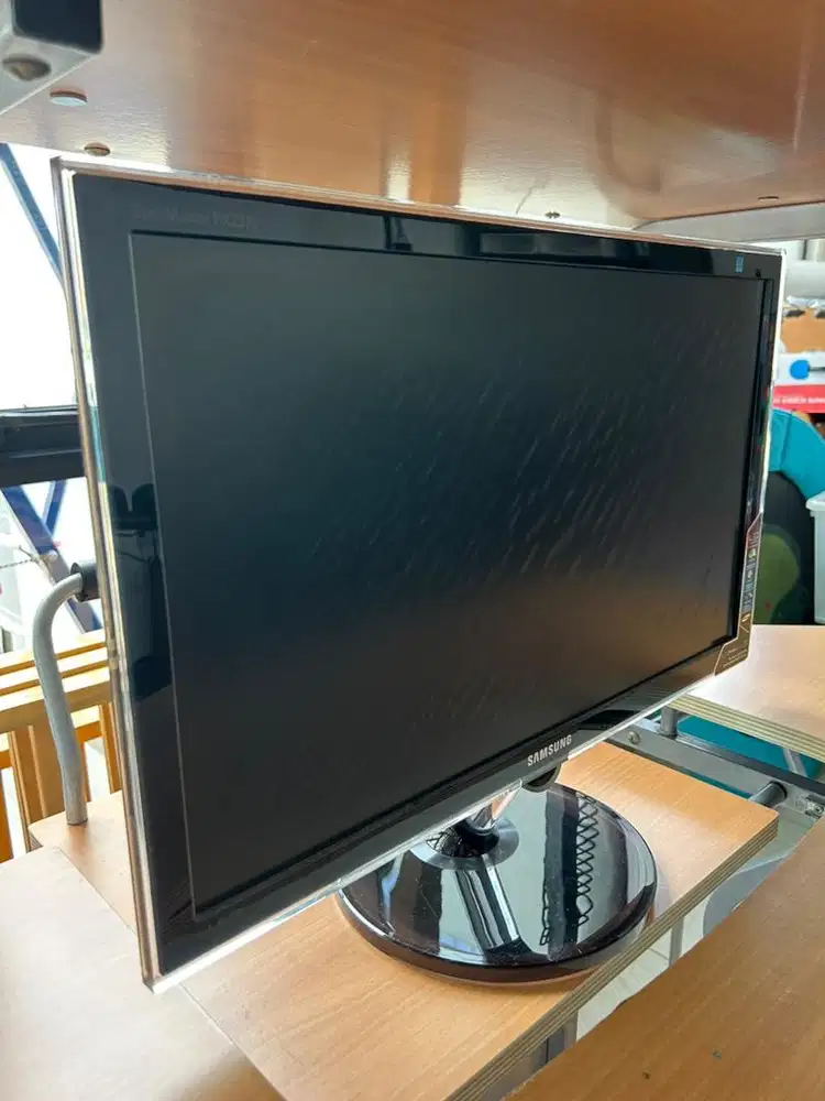 Layar monitor Samsung 23 inch Kondisi sesuai foto